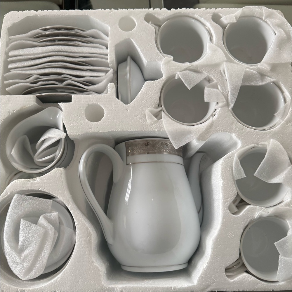 Elegant White Porcelain Tea Set design M.Valenti very rare NEW